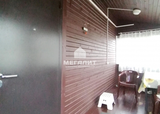 До залива Реки волга 150 метров.<br /><br />     Территория СНТ закрытая от посторонних, широкие аллеи, удобные подъездные пути. До садового общества ведет отличная асфальтированная дорога.​​​​​​​ <strong>Дом круглогодичное проживания, с регистрацией по месту жительства, зимой основные дороги чистят</strong>!<br /> <br />     В шаговой доступности станция электрички.