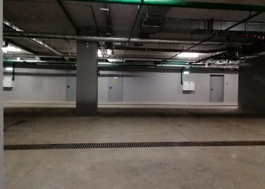 <h2>Общее описание</h2>     Снять в долгосрочную аренду помещение, расположенное на центральной улице Ново-Савиновского района по адресу ул. Ямашева, д. 33А.<br /><br /><strong>      О помещении:</strong><br />      - первая линия, вход со стороны улицы;<br />      - есть свой отдельный заезд для автомобилей;<br />      - цоколь;<br />      - отдельный вход;<br />      - сан/узел;<br />      - площадь помещения 600кв.м.;<br />      - круглосуточный доступ;<br />      - вместительная парковка перед зданием;<br />      - предоставляются арендные каникулы;<br />      - арендная плата с НДС<br /> <br />        Помещение расположено в новом здании нового бизнес-центра, на пересечении с ул. Абсалямова, в шаговой доступности от ул. Чистопольская, ул. Меридианная и ул. Бондаренко. Огромный пешеходный и автомобильный трафик, большой паркинг перед зданием. Напротив здания остановка общественного транспорта.