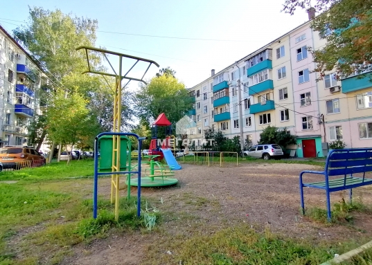 <strong>     Продаю две комнаты в трёхкомнатной квартире по адресу ул. Восстания, 4, Ново-Савиновский район г. Казани</strong><br /> <br />      Продаю две комнаты со своим балконом в трёхкомнатной квартире, общей площадью 33,2 кв.м, на 5-м этаже пятиэтажного дома.<strong> Статус по документам -комнаты.</strong> Комнаты площадью 19,5 кв.м. и 11.2кв. в хорошем состоянии, натяжной потолок, на полу линолеум, пластиковое остекление, балкон застеклен и обшит.