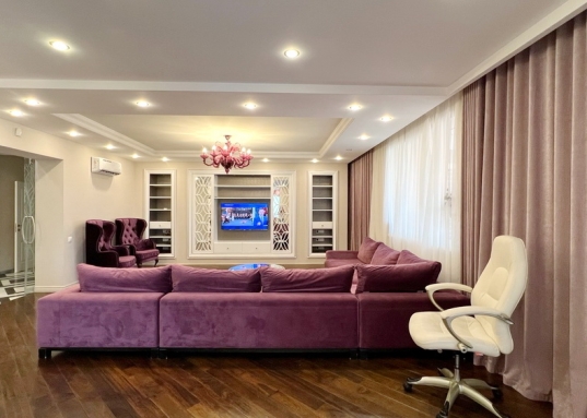 Адрес: ул. Зои Космодемьянской, дом 17, Количество комнат: 4, Общая площадь: 219.5 м<sup>2</sup>, Жилая площадь: 105 м<sup>2</sup>, Площадь кухни: 20 м<sup>2</sup>, Этаж: 2/6, Тип дома: Кирпичный, Район: Вахитовский