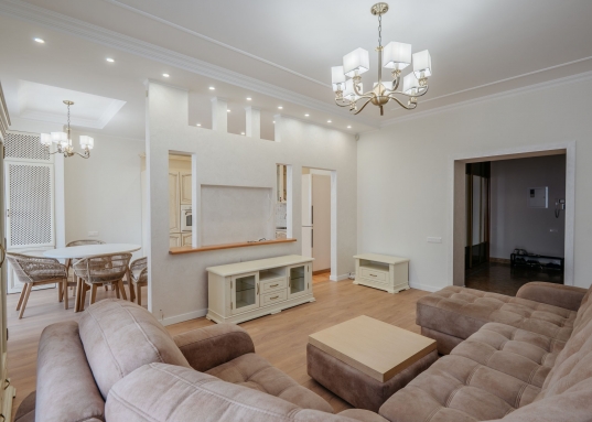 Установлен индивидуальный газовый котел Vaillant, благодаря чему Вы можете регулировать климат внутри квартиры вне зависимости от отопительного сезона.<br /><br />Функциональная планировка:<br />- просторный холл с вместительной зоной хранения<br />- зонированая кухня-гостиная с зимним садом<br />- 3 обособленные спальни, спрятанные от посторонних глаз<br />- гардеробная<br />- 2 совмещенных санузла<br /><br />Дополнительным удобством станет гаражный бокс, расположенный на 1-ом этаже ГСК в 2 минутах от дома.<br /><br /><span style="text-decoration:underline;">О ЛОКАЦИИ:</span><br />Удобное расположение дома на границе трех районов: Ново-Савиновского, Московского и Кировского, а также вблизи Ленинской (Кремлевской набережной) дамбы и ст.метро "Козья Слобода" дает дополнительный комфорт для передвижения по городу.