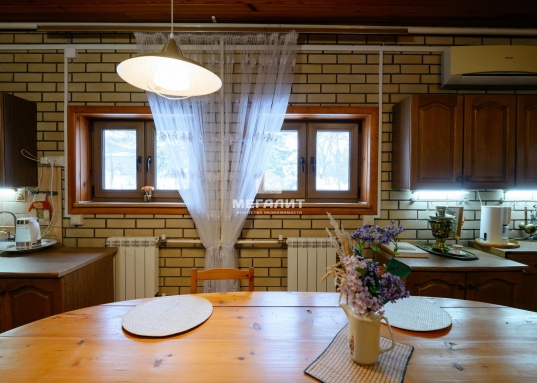 Организован спуск на воду для катера.<br />В 100 метрах от дома благоустроен родник с вкуснейшей водой, сразу за которым можно прогуляться по лесу.<br /><br /><br /><span style="text-decoration:underline;"><strong>Юридические аспекты:</strong></span><br /><br />Единственный собственник, без залогов и обременений.<br />Все документ готовы для сделки, а дом - для новоселья!<br />​​​​​​​Возможен обмен, торг.<br /><br />​​​​​<br /><br /><em>Приобретая этот дом, Вы приобретаете не просто стены - Вы получаете стиль жизни, наполненный умиротворением, гармонией и счастливым временем, проведенным с близкими людьми.</em><br /><br />Рядом находятся: Верхний Услон, Нижний Услон, Ключищи, Печищи, Моркваши, Октябрьский, Никольское<br /><br /><p><strong>С уважением, ваш гид в мире недвижимости, Шахимарданова Гузель.</strong></p><p><strong>АН «МЕГАЛИТ» основано в 2004 году.