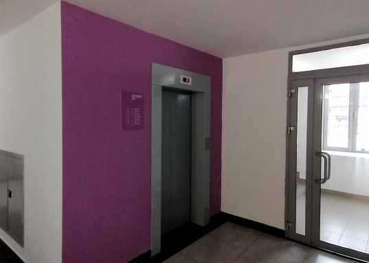 Большая охраняемая парковка.<br /> <br />         Новый микрорайон с полным набором необходимой инфраструктуры, магазины, аптеки, в шаговой доступности.