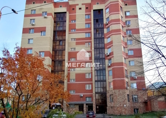Полы- ламинат, санузел в кафеле, выделена зона спальни.