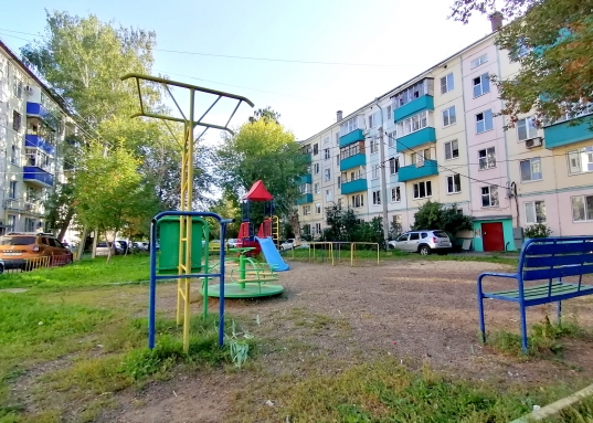 <strong>     Продаю две комнаты в трёхкомнатной квартире по адресу ул. Восстания, 4, Ново-Савиновский район г. Казани</strong><br /> <br />      Продаю две комнаты со своим балконом в трёхкомнатной квартире, общей площадью 33,2 кв.м, на 5-м этаже пятиэтажного дома.<strong> Статус по документам -комнаты.</strong> Комнаты площадью 19,5 кв.м. и 11.2кв. в хорошем состоянии, натяжной потолок, на полу линолеум, пластиковое остекление, балкон застеклен и обшит.