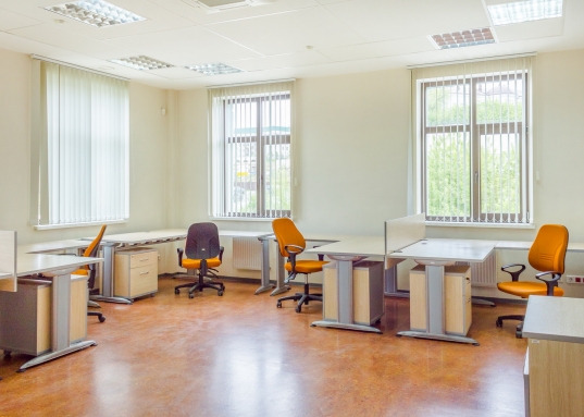 Сдержанность и комфорт в выборе интерьерных решений.<br /><br />• 2, 3, 4 и 5 этаж полностью укомплектованы мебелью иностранного производства.<br /><br />• Наличие на первом этаже двух больших помещений с отдельными входами, которые могут быть использованы в качестве клиентских офисов продаж или демонстрационных залов.<br /><br />• Подземная парковка в цокольном этаже на 17 машиномест.<br /><br />• Здание оснащено инженерными коммуникациями, которые гарантируют автономность и бесперебойность его работы.