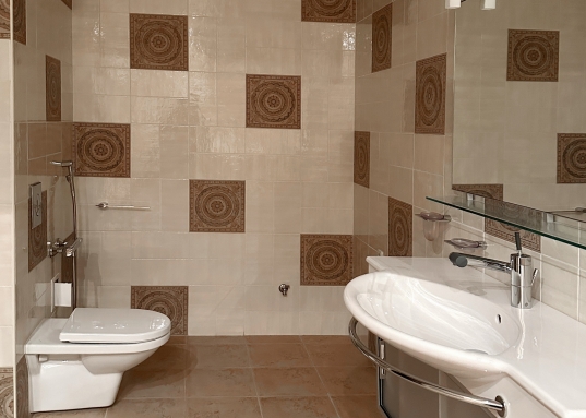 Это не просто жильё, а заявление о статусе: дом расположен в шаговой доступности от здания Госсовета РТ и Кабинета Министров.</p><h4>Ключевые характеристики</h4><ul><li><p><strong>Площадь:</strong> 153.3 м².</p></li><li><p><strong>Этаж:</strong> 4‑й.</p></li><li><p><strong>Год постройки дома:</strong> 2004.</p></li><li><p><strong>Высота потолков:</strong> 3 метра.</p></li><li><p><strong>Особенности планировки: </strong>просторная кухня, столовая-гостиная с французским балконом, рабочий кабинет с панорамными окнами, мастер-спальня с собственным санузлом, гардеробной и лоджией, гостевой санузел при входе.</p></li><li><p><strong>Камерность:</strong> всего 2 квартиры на лестничной площадке — гарантия приватности и спокойствия.</p></li><li><p><strong>Стоимость:</strong> 63 млн рублей (включая парковочное место в подземном паркинге).</p></li></ul><h4>Безупречная отделка и премиальная мебель</h4><p>Квартира ждёт своих хозяев: ремонт выполнен в 2009 году, в ней <strong>никто не жил</strong>.