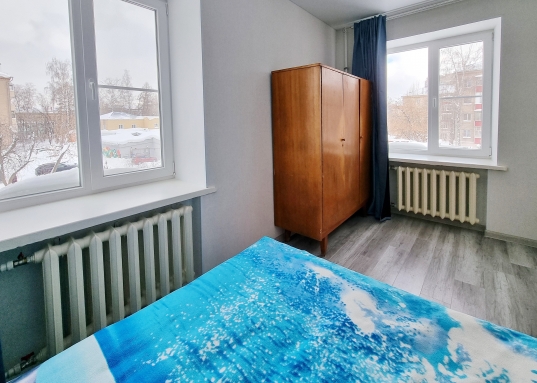 Прекрасная возможность по выгодной цене  купить 2-комнатную квартиру в кирпичном доме  по адресу: г.Казань, Советский район, ул.Журналистов, д.11, расположенную на 3 этаже 5-ти этажного жилого дома. <br /><br />В спальной комнате выполнен ремонт: установлены пластиковые окна, полы ламинат, обои, новая межкомнатная дверь.