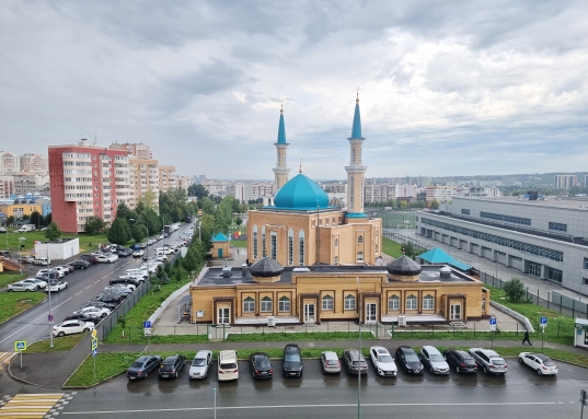 До остановки Проспект Победы 650 метров (9 автобусных маршрута, трамвайная остановка).