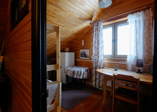 Организован спуск на воду для катера.<br />В 100 метрах от дома благоустроен родник с вкуснейшей водой, сразу за которым можно прогуляться по лесу.<br /><br /><br /><span style="text-decoration:underline;"><strong>Юридические аспекты:</strong></span><br /><br />Единственный собственник, без залогов и обременений.<br />Все документ готовы для сделки, а дом - для новоселья!<br />​​​​​​​Возможен обмен, торг.<br /><br />​​​​​<br /><br /><em>Приобретая этот дом, Вы приобретаете не просто стены - Вы получаете стиль жизни, наполненный умиротворением, гармонией и счастливым временем, проведенным с близкими людьми.</em><br /><br />Рядом находятся: Верхний Услон, Нижний Услон, Ключищи, Печищи, Моркваши, Октябрьский, Никольское<br /><br /><p><strong>С уважением, ваш гид в мире недвижимости, Шахимарданова Гузель.</strong></p><p><strong>АН «МЕГАЛИТ» основано в 2004 году.