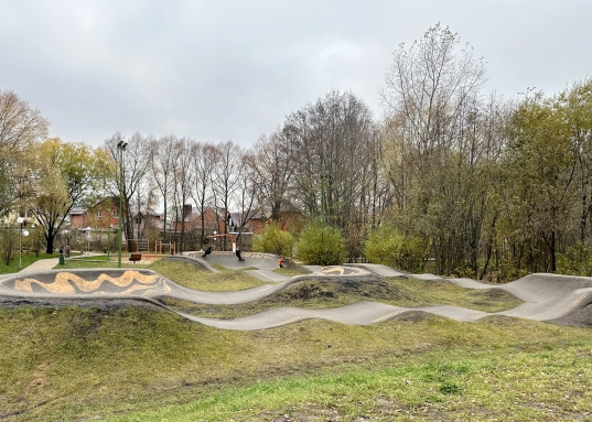 памп-трек, пользующийся популярностью у детей и подростков, спортивные зоны, место для барбекю, специализированная площадка для выгула четвероногих членов семьи!<br /><br />2.