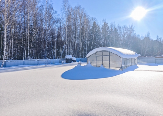 Имеются откатные ворота и калитка.<br /><br />Территория участка богата постройками:<br /><br /><strong><em>- К<em>руглогодичный жилой дом, 42 кв.м.</em></em></strong><br />Дом каркасный, теплый, просторный. <br />Фундамент - винтовые сваи .<ul style="margin-left:40px;"><li>отопление электрическое</li><li>теплый пол по всему дому </li><li>канализация (2 переливных ямы)</li><li>скважина 80м</li><li>интернет, телевидение</li><li>кондиционер</li><li>терраса </li></ul><em><strong>- Погреб </strong></em><ul><li>площадь 6 кв.м.</li><li>глубина 2м.</li></ul><strong><em>- Баня <br />- Дровяник<br />- Хоз.