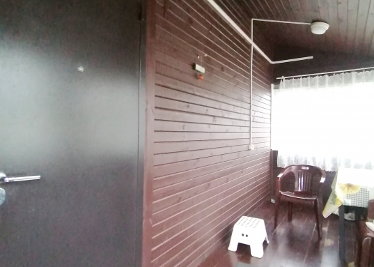 До залива Реки волга 150 метров.<br /><br />     Территория СНТ закрытая от посторонних, широкие аллеи, удобные подъездные пути. До садового общества ведет отличная асфальтированная дорога.​​​​​​​ <strong>Дом круглогодичное проживания, с регистрацией по месту жительства, зимой основные дороги чистят</strong>!<br /> <br />     В шаговой доступности станция электрички.