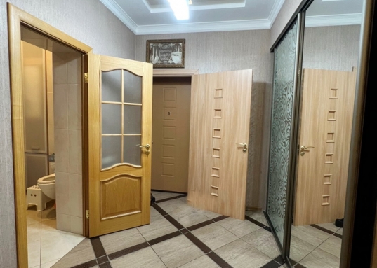 Сдается трехкомнатная  квартира, общей площадью 116 кв.м. К.Маркса,3
 Малоквартирный  дом с индивидуальным отоплением в самом сердце Казани у подножья Кремля.