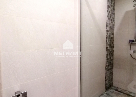 В этом доме очень редко продаются квартиры!<br />    <br />       В шаговой доступности остановки общественного транспорта, магазины, аптеки.