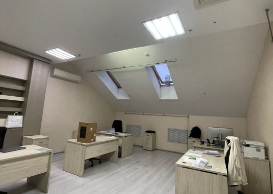 <p><strong>Предлагается к продаже офисное помещение площадью 50,2 м² в современном офисном центре в самом сердце Казани!</strong></p><p>Адрес: ул. Пушкина, 52, 4-й этаж (мансарда).</p><p><strong>Преимущества:</strong></p><p>- Удобный подъём на лифте </p><p>- Круглосуточный доступ в помещение </p><p>- Качественный ремонт — заезжай и работай! </p><p>- Консьерж обеспечивает безопасность и комфорт <br /></p><p><strong>Расположение</strong> — центр Казани, рядом с такими ключевыми улицами, как Карла Маркса, Большая Красная, Кремлевская, Театральная, Дзержинского и Горького.