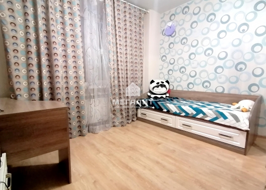 При продаже остается вся мебель и техника, а также предметы интерьера.<br />    <br />      Дом расположен в центре Авиастроительного района, до станции метро 500 метров.