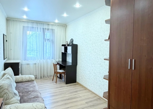 Продается прекрасная трехкомнатная квартира, общей площадью 59,6 кв.м. расположена на 4 этаже 5-этажного панельного дома на границе Ново-Савиновского и Московскогоо района по улице Пр.Ибрагимова ,дом 81.