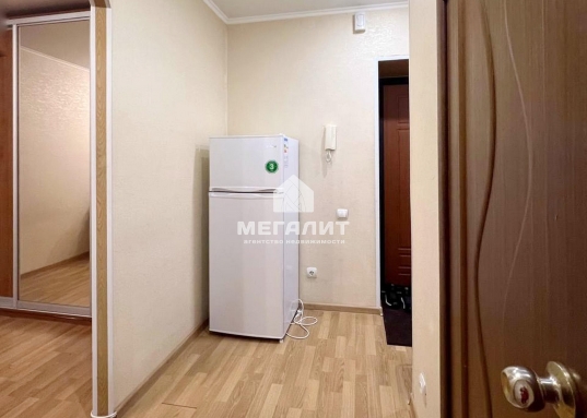 Имеется вся необходимая мебель и техника, для комфортного проживания: кухонный гарнитур, стол, стулья, холодильник, СВЧ, стиральная машина автомат, , в комнатах два диван, шкаф для одежды.Легко доехать до КГМУ, КФУ, КГАСУ, КГИК.В шаговой доступности располагаются по улице Павлюхина «KazanMall», по улице Назарбаева ст.м. Шаляпина, Качалова.