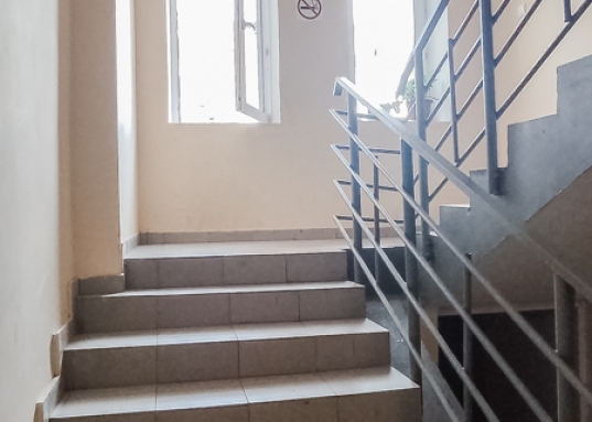 Предлагаем купить 2-х комнатную квартиру в ЖК «Лесной городок» по ул. Брусничная д. 32 (Приволжский район).<br />​​​​​​​<br /><strong><em><span style="text-decoration:underline;">О преимуществах квартиры:</span></em></strong><br />- улучшенная планировка<br />- общая площадь квартиры 65,5 кв.м, без лоджии 57,7 кв.м<br />- раздельные комнаты: 15,2 кв.м и 17,2 кв.м<br />- просторная кухня 10,8 кв.м<br />- большой санузел 5,7 кв.м с водонагревателем<br />- прихожая 8,8 кв.м с вместительным шкафом для одежды<br />- утепленная застекленная лоджия длиной 6 м<br />- остается кухонный гарнитур с встроенной техникой, холодильник, водонагреватель, спальный гарнитур, шкафы для одежды, телевизор<br /><br /><strong><em><span style="text-decoration:underline;">О доме и инфраструктуре:</span></em></strong><br />- кирпичный дом с чистыми подъездами<br />- 2012 год постройки<br />- в жилом комплексе представлены дома только малоэтажной постройки<br />- достаточное количество парковочных мест, как для жителей, так и для гостей<br />- благоустроенные дворы с детскими игровыми и спортивными площадками и зонами отдыха<br />- великолепное озеленение придомовых территорий декоративными кустарниками, хвойными деревьями и многолетними цветами<br />- до центра города 15 минут на авто<br />- остановка автобуса в 3-х минутах ходьбы<br />- продуктовый магазин «Магнит» в 5-ти минутах ходьбы от дома<br /><br /><strong><em><span style="text-decoration:underline;">О документах:</span></em></strong><br />- 1 взрослый собственник<br />- без занижений и обременений<br />- проходит по ипотеке<br />- чистая продажа<br /><br />Рядом расположены улицы: Рауиса Гареева, Оренбургский тракт, Братьев Батталовых, Гарифа Ахунова, Баки Урманче.<br /><br />Звоните, покажем в удобное для Вас время.<br /><br /><strong><em>С уважением, ваш гид в мире недвижимости, Эльмира Шайдуллина.</em></strong><br /><strong><em>АН «МЕГАЛИТ» основано в 2004 году.