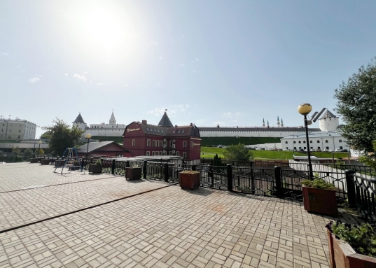 Удобная планировка:
- кухня-гостиная 40 кв.м., со встроенным кухонным гарнитуром, оборудованным всей необходимой бытовой техникой, столовой зоной
- просторная спальня с балконом ,где оборудован рабочий кабинет
- компактная функциональная детская комната
- полноценная гардеробная 
- 2 санузла в кафеле, с душевой кабиной, есть сауна


В квартире установлены: кондиционеры в каждой комнате, индивидуальное отопление,  интернет, кабельное ТВ.