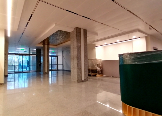 <p><strong>Помещение в новом бизнес-центре по проспекту Ямашева, первая линия!</strong><br /><br /> Помещение общей площадью 189 кв.м., расположенное на втором этаже.</p><p><br /><strong>Локация:</strong><br />   - Центр Ново-Савиновского район города Казани<br />   - первая линия ул. проспекта Ямашева<br />   - второй этаж бизнес центра<br /><br /><strong>О помещении:</strong><br />   - первая линия, вход со стороны улицы;<br />   - 2 этаж;<br />  -  площадь помещения 189 кв.м.;<br />   - круглосуточный доступ;<br />   - вместительная парковка перед зданием;<br />   - предоставляются арендные каникулы;<br />   - арендная плата с включенным НДС<br /> <br />        Помещение расположено в новом здании нового бизнес-центра одной из самых оживленных улиц города, на пересечении с ул. Абсалямова, в шаговой доступности от ул. Чистопольская, ул. Меридианная, Мусина и ул. Бондаренко, по соседству с улицами проспект Ибрагимова, Чуйкова, Короленко.