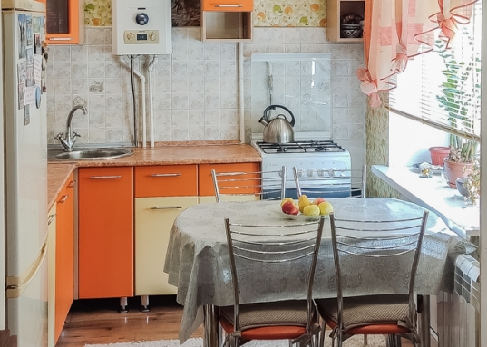 Предлагаем купить 2-х комнатную квартиру в центре Московского района по ул. Восстания д. 87.<br /><span style="text-decoration:underline;"><em><strong>О преимуществах квартиры:</strong></em></span><br />- не угловая и не торцевая, теплая и светлая<br />- окна выходят во двор<br />- общая площадь квартиры 43 кв.м, без лоджии 42,4 кв.м<br />- изолированная спальня 12,9 кв.м, гостиная 16,5 кв.м с выходом на застекленный балкон<br />- кухня правильной формы 5,7 кв.м соединена с гостиной<br />- удобный санузел с душевой кабиной<br />- в прихожей имеется встроенная гардеробная<br />- остается кухонный гарнитур, мебель и техника по договоренности<br />- перепланировка в квартире узаконена<br /><br /><span style="text-decoration:underline;"><em><strong>О доме и инфраструктуре:</strong></em></span><br />- кирпичный дом с отремонтированными чистыми подъездами<br />- рядом множество школ и детских садов<br />- остановка автобуса в 3-х минутах ходьбы<br />- до метро 20 минут пешком<br />- в шаговой доступности ТЦ «Моки», супермаркет «Перекресток», магазины, аптеки и вся необходимая инфраструктура<br />- рядом расположен парк им. Урицкого, сквер «Васильченко» для прогулок с детьми и семьей<br />- удобная транспортная развязка<br /><br /><span style="text-decoration:underline;"><em><strong>О документах:</strong></em></span><br />- 1 взрослый собственник<br />- без занижений и обременений<br />- проходит по ипотеке<br /><br />Рядом расположены улицы: Декабристов, Ибрагимова, Кулахметова, Шамиля Усманова, Горьковское шоссе, Баруди, Восход.<br /><strong>Звоните, покажем в удобное для Вас время.<br /><br />С уважением, ваш гид в мире недвижимости, Эльмира Шайдуллина.<br />АН «МЕГАЛИТ» основано в 2004 году.