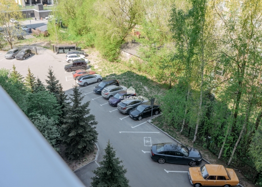 Большая, полностью оборудованная кухня в классическом стиле - 18,8 кв.м. Гостиная с электрокамином площадью 30 кв. м. Большая ванная комната и отдельный сан.