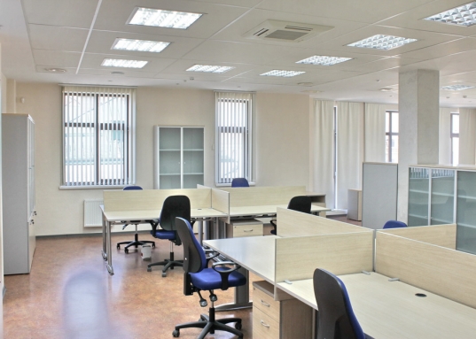 Транспортная доступность и удобные подъезды с улиц Островского, Петербургская и Тихомирнова.<br /><br />• Продуманные объемно-планировочные решения внутреннего пространства, начиная от входных групп, атриума, собственно офисов, занимающих три этажа, и заканчивая техническими помещениями, гардеробами и хозяйственными помещениями.<br /><br />• Атриум с декоративной подсветкой, основание которого находится в холле первого этажа.