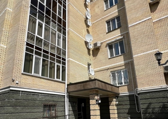Адрес: ул. Зои Космодемьянской, дом 17, Количество комнат: 4, Общая площадь: 220 м<sup>2</sup>, Жилая площадь: 105 м<sup>2</sup>, Площадь кухни: 20 м<sup>2</sup>, Этаж: 2/6, Тип дома: Кирпичный