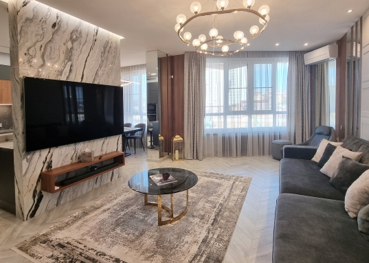 Единственный в г.Казани дом премиум-класса повышенной комфортности, сертифицированный по программе "Green Zoom", созданный по последним технологиям, авторской архитектурой и современным дизайном. При строительстве применялись только экологические строительные материалы.<br />Реализована система закрытого двора без машин, установлены датчики движения и датчики света, энергосберегающее освещение в местах общего пользования.