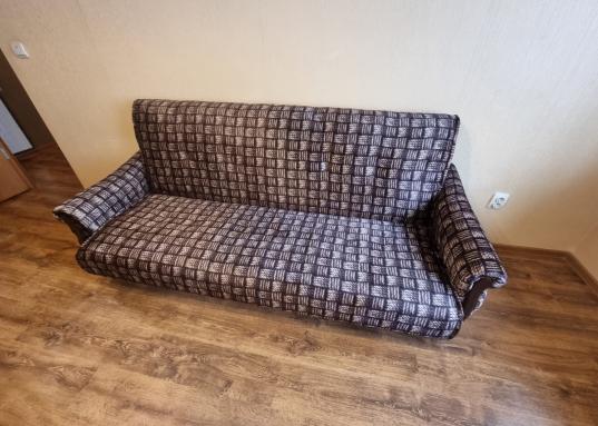 Квартира с хорошим ремонтом, вся техника и мебель есть.