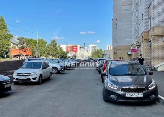 <strong>Сдается помещение свободного назначения на первой линии от дороги в горячей локации!<br /><br />Локация:</strong><ul><li>Объект находится на <strong>первой линии</strong> одной из самых оживленных улиц нашего города - <em>Аделя Кутуя (Советский район), </em>рядом улицы Гaстeллo, Aбжaлилова, Bолочaeвская, Сeдoва, Камaлеeва, Kapиeвa.</li></ul><ul><li>Это всё обеспечит Вас - арендаторов - постоянным <strong>автомобильным и пешим трафиком</strong>, вне зависимости от времени суток, погоды и прочих независящих от Вас факторов.</li><li>Была проведена <strong>оценка локации</strong> платформой Bestplace, вся статистика трафика и населения есть у нас на руках.</li><li>Большая парковка на 30 мест прямо перед дверью.</li></ul><br /><strong>Информация по объекту:</strong><ul><li><strong>2 отдельных входа</strong> в помещение, один со двора.</li><li><strong>171 кв.м.</strong> площади с возможность <strong>разделить</strong> помещение на 2 помещения с отдельными входными зонами.</li><li><strong>Центральное </strong>отопление</li><li>20 Кв..