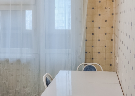 Продается 1-комнатная квартира на 5-ом этаже по ул. Абсалямова д. 28 (Ново-Савиновский район).<br /><br /><strong><em>О преимуществах квартиры:</em></strong><br />- не угловая, вид из окна на бульвар «Белые цветы»<br />- общая площадь квартиры 34,8 кв.м, без лоджии 33,7 кв.м<br />- кухня правильной формы 9,1 кв.м с выходом на застекленную лоджию<br />- совмещенный санузел 3,1 кв.м<br />- в прихожей имеется удобное место для гардеробного шкафа<br />- просторный закрытый тамбур на 3 квартиры<br />- в квартире все остается<br />- ремонт можно сделать по своему вкусу<br /><br /><em><strong>О доме и инфраструктуре:</strong></em><br />- дом с идеально чистым подъездом и новой входной группой<br />- 2001 года постройки<br />- новый лифт<br />- благоустроенный двор с детской площадкой<br />- рядом детские сады и престижные школы<br />- парки и скверы для прогулок и отдыха<br />- до метро «Козья Слобода» 12 минут пешком<br />- до остановок общественного транспорта 5 минут пешком<br />- рядом ТЦ Парк Хаус, Парк Победы, ТЦ Тандем, набережная Казанки, Чаша, Лемана Про, Татнефть арена, РК Ривьера – все в шаговой доступности<br /><br /><em><strong>О документах:</strong></em><br />- 1 взрослый собственник<br />- без занижений и обременений<br />- проходит по ипотеке<br />- чистая продажа<br /><br />Рядом расположены улицы: Чистопольская, Мусина, Меридианная, Четаева, Сибгата Хакима, Ямашева, Амирхана.<br /><strong>Звоните, покажем в удобное для Вас время.</strong><br /><br /><em><strong>С уважением, ваш гид в мире недвижимости, Эльмира Шайдуллина.<br />АН «МЕГАЛИТ» основано в 2004 году.