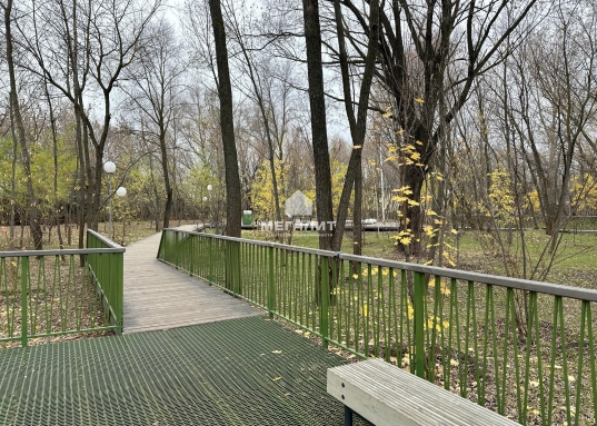 И что не мало важно: <strong>дом удобно расположен вначале ЖК</strong>, вдали от шумных магистралей, но при этом рядом с местным ТЦ, поликлиникой, паркингом и остановкой общественного транспорта!<br /><br />Если Вы знаете, что такое комфорт, Вы в полной мере оцените это предложение!