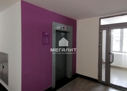 Большая охраняемая парковка.<br /> <br />         Новый микрорайон с полным набором необходимой инфраструктуры, магазины, аптеки, в шаговой доступности.