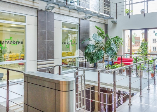 Транспортная доступность и удобные подъезды с улиц Островского, Петербургская и Тихомирнова.<br /><br />• Продуманные объемно-планировочные решения внутреннего пространства, начиная от входных групп, атриума, собственно офисов, занимающих три этажа, и заканчивая техническими помещениями, гардеробами и хозяйственными помещениями.<br /><br />• Атриум с декоративной подсветкой, основание которого находится в холле первого этажа.