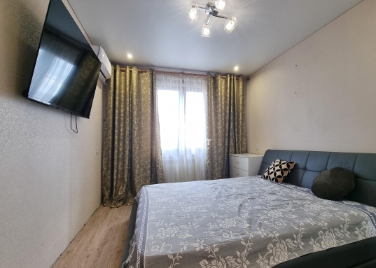 Находится недалеко от авторынка и ТЦ "Парк Хаус".