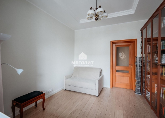 Высота потолков - 3 м.<br />Свежий ремонт: полы - паркет и плитка (теплый пол), стены - покраска/обои, новая сантехника премиальных брендов, обновлены стеклопакеты.