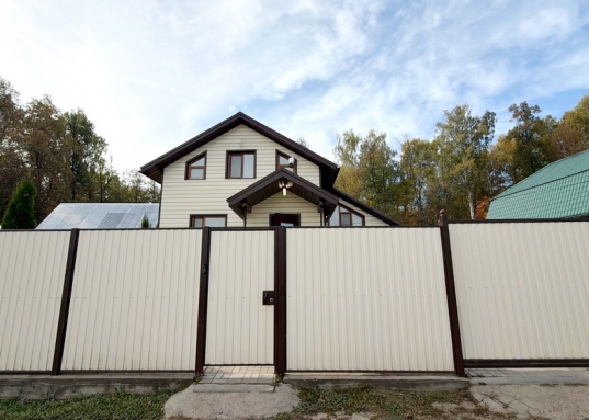 1 этаж занимают просторная гостиная 27,7 кв., кухня-столовая 11 кв.м., прихожая 5,3 кв.м.
На второй этаж ведет удобная безопасная лестница.