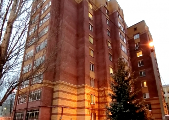 В пяти минутах пешком прекрасный парк «Крылья Советов», стадион «Рубин», спортивный комплекс «Триумф» по ул. О.