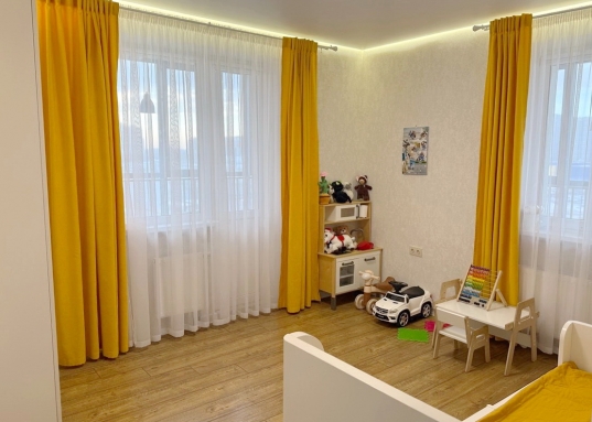 Современный качественный ремонт со стильными элементами декора в светлых тонах, что создает атмосферу уюта и тепла.