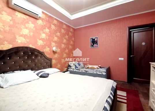 Остаётся кухонный гарнитур со всей техникой.<br /><br />        Чистый подъезд, зеленый двор, рядом остановки общественного транспорта.<br /><br />        Дом расположен в самой востребованной и престижной локации Ново-Савиновского района.