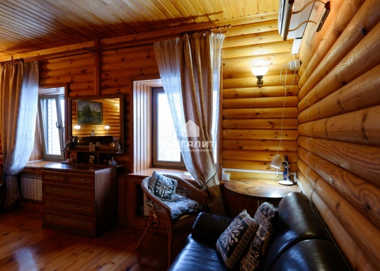 Матюшино прямо на берегу матушки Волги Вы найдете то, о чем мечтали!<br /><br />Дом построен в 2006 году, есть баня, гараж, теплица, летняя кухня с зоной барбекю, выполнено полное благоустройство участка: брусчатка, большое количество декоративных и плодовых деревьев: сосны, ели, кедры, разнообразие можжевельников и туй, яблони, груши, вишни, 6 сортов винограда и многое другое будут радовать Вас каждое лето!<br /><br /><strong><span style="text-decoration:underline;">О доме:</span></strong><br /><br />Год постройки: 2006<br />Площадь 200,6 м2<br />Материал стен: кирпич<br />Фундамент: блочный<br />Количество этажей: 2<br />Количество спален: 5<br />Коммуникации: отопление: индивидуальный газовый котел с насосом, электричество: 380 Вольт, вода: артезианская скважина.<br />Внутренняя отделка: различные сорта древесины - лиственница, сосна, дуб и тд.<br /><br />Дом полностью экологичен, каким и должен быть качественный дом для жизни на природе!<br />Великолепные видовые характеристики в любое время года: летом - бескрайние просторы Волги и щебет птиц, зимой - настоящая Новогодняя сказка!<br /><br /><strong><span style="text-decoration:underline;"> Об участке:</span></strong><br /><br />Площадь участка: 16,27 сот.<br />Участок расположен в 300 метрах от берега Волги.