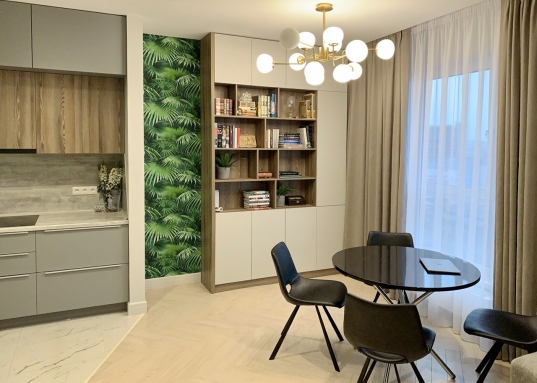 Единственный жилой комплекс в Казани с бассейном - ЖК «Барселона»,

В составе комплекса три жилые башни (Западная, Центральная и Восточная), торговый центр, многоуровневая парковка (свое место в собственности), офисы с собственной закрытой террасой, открытый бассейн площадью 1000 квадратных метров (для жильцов -бесплатно) и спортзал (для жильцов -бесплатно).