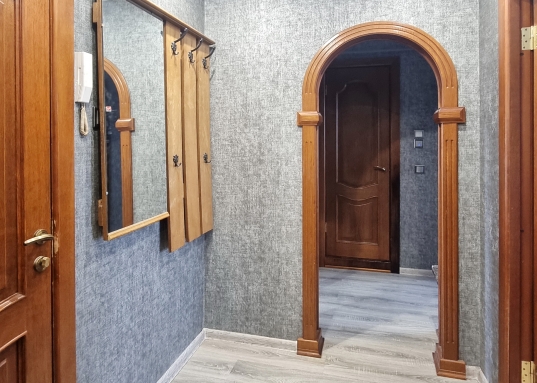 Сдается в первый раз!!!<br /><br />Ленинградка, чистый подьезд, видеодомофон.<br />​​​​​​​Современная территория, видеонаблюдение, детская и спортиная площадки.<br /><br />МЫ ПРОВЕРИЛИ КВАРТИРУ ,ЧТО В НЕЙ ВСЁ ХОРОШО,СОБСТВЕННИК НАДЁЖНЫЙ.<br /><br />ФОТОГРАФИИ НАСТОЯЩИЕ- МЫ ИХ СДЕЛАЛИ САМИ.<br /><br />Чистая и опрятная квартира, техника вся имеется (два телевизора, холодильник, СВЧ, стиральная машина, кондиционер, Интернет), из мебели двуспальная кровать, платяной шкаф, раскладывающийся большой угловой диван, стенка, встроенный шкаф-купе с зеркалом.<br /><br />В шаговой доступности мечеть "Булгар", продуктовые магазины, поликлиника, аптеки, великолепное озеро для прогулок и иные объекты инфраструктуры.