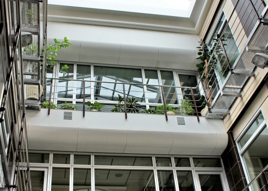 Сдержанность и комфорт в выборе интерьерных решений.<br /><br />• 2, 3, 4 и 5 этаж полностью укомплектованы мебелью иностранного производства.<br /><br />• Наличие на первом этаже двух больших помещений с отдельными входами, которые могут быть использованы в качестве клиентских офисов продаж или демонстрационных залов.<br /><br />• Подземная парковка в цокольном этаже на 17 машиномест.<br /><br />• Здание оснащено инженерными коммуникациями, которые гарантируют автономность и бесперебойность его работы.