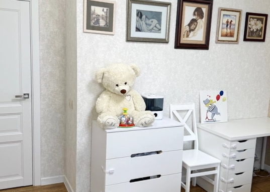 Кухня-гостиная: кухонный гарнитур со встроенной техникой: посудомоечная машина, духовой шкаф, вытяжка, электрическая варочная поверхность, холодильник, кондиционер.