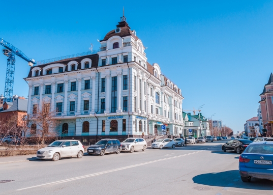 В шаговой и транспортной доступности главные улицы центра Казани: Пушкина, Островского, Бутлерова, Баумана, Профсоюзная, Спартаковская, Салимжанова, Право-Булачная, Кремлевская и другие.<br />Вести бизнес здесь очень удобно и представительно.<br /> <br /><strong>Заинтересовались?</strong><br />Обращайтесь, своевременно обеспечим необходимой информацией, договоримся об осмотре, <strong>организуем комфортную и надежную сделку купли-продажи.</strong><br /><br />В презентации использована фотография городской среды фотографа: Елены Сунгатовой.