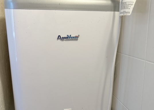 езды.<br /><br />О ДОМЕ:<br />Дом с пристроем представлен кухней, просторной гостиной и 4 спальнями (одна из них летняя - на веранде), санузлом. <br />Газовое отопление, вода - скважина, канализация - выгребная яма. <br />Выполнен косметический ремонт.<br /><br />ОБ УЧАСТКЕ:<br />Форма участка - квадрат.<br />Имеется баня, хоз.